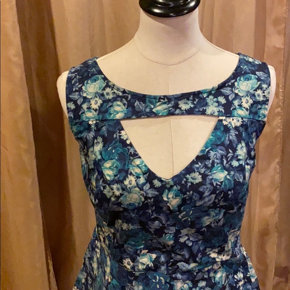 Torrid blue floral peplum top - Picture 2 of 4